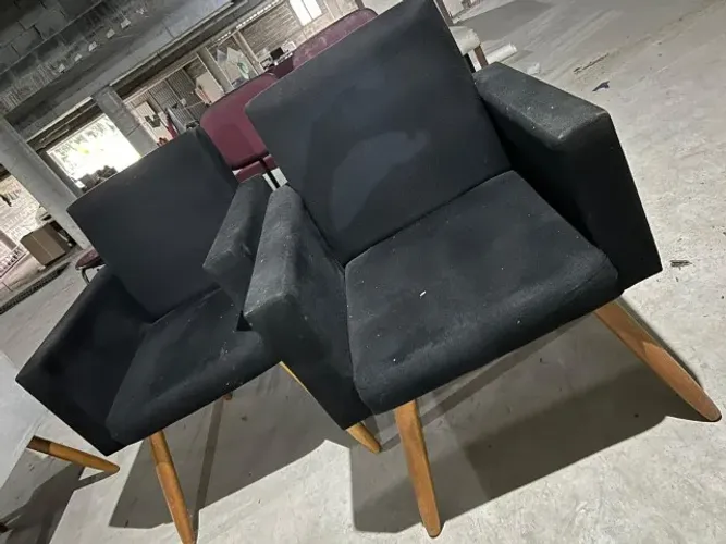 Cadeira com estofado - Preto e Branca