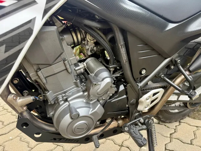 Moto impecável