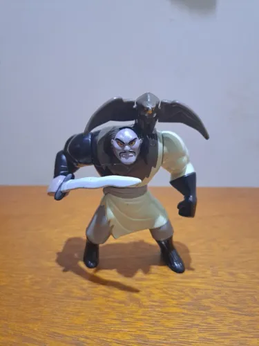 Boneco Shan-Yu filme Mulan com falcão mexe asas