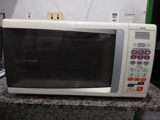 Micro-Ondas Brastemp 30L c/ defeito para retirada de peças