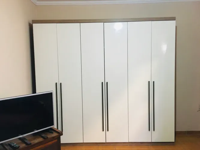 Guarda roupa 6 portas grande.