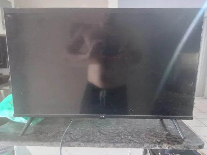 TV TCL 32 polegadas. Tela quebrada, todo o resto funcionando. Com controle