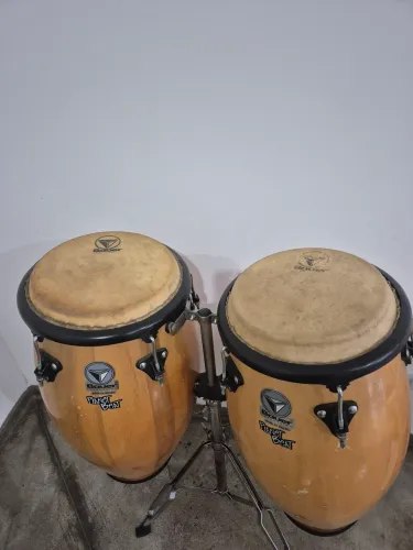 Par de congas bauer com couro original e suporte