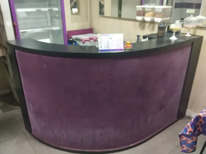Vendo balcão para atendimento e recepção.