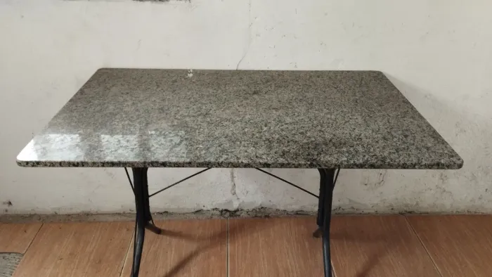 Vende se mesa de granito