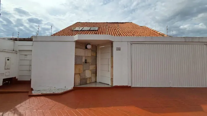 Sobrado com dupla aptidão em excelente estado de conservação próximo ao Comper Itanhangá