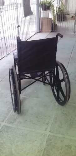 VENDO CADEIRA DE RODAS POPULAR SEMI NOVA