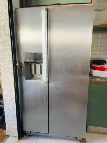 Geladeira Brastemp Dúplex na porta com água e maquina gelo encanada.