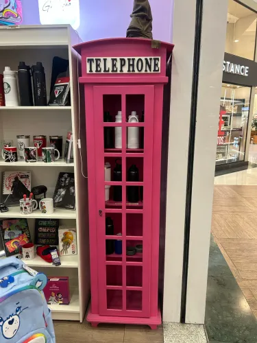 Vendo armário em formato de  telefone de Londres 