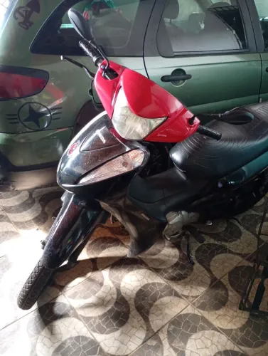 Vendo uma moto biz 125 completa freio a disco rodão ano 2013 muito boa