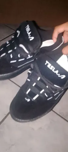 vendo tênis da marca tesla