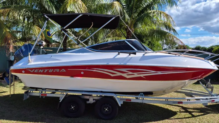 Lancha cabinada 150 HP