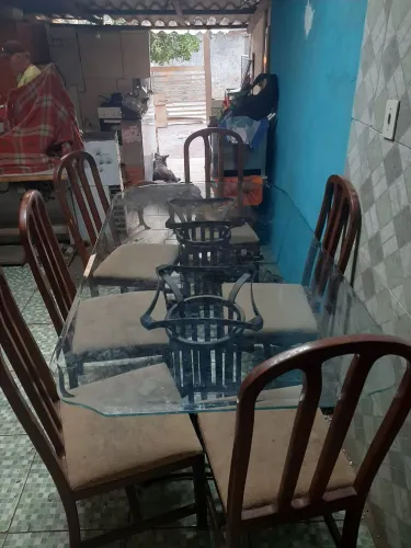 Vendo uma mesa de cozinha de seis cadeiras não faço entrega