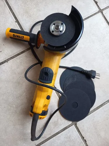 Esmirilhadeira Dewalt