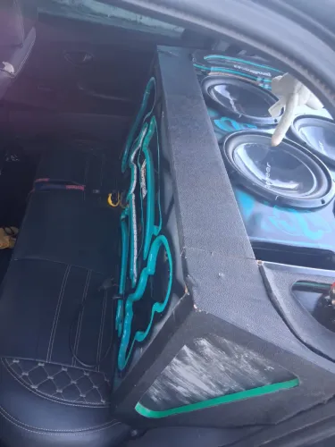 Vendo caixa de grave palio 4 portas 11/12