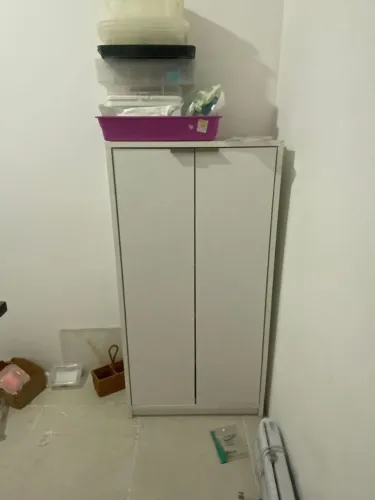 Armário de madeira 2 portas<br><br>R$ 400,00