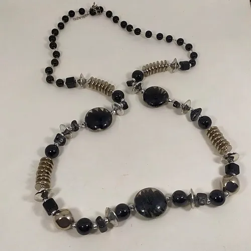 Lindo Colar com Metal e pedras na cor preta