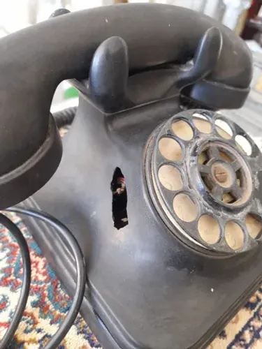 Telefone antigo de baquelite preto para decoração 