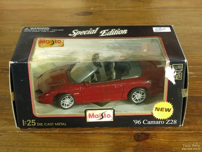 Miniatura Camaro Z28 1996 1:25 vermelho Maisto Special Edition Chevrolet na caixa Diecast
