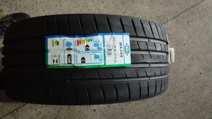 Pneu 225 30 20 Importado novo em até 10x de R$56,00 no cartão de crédito