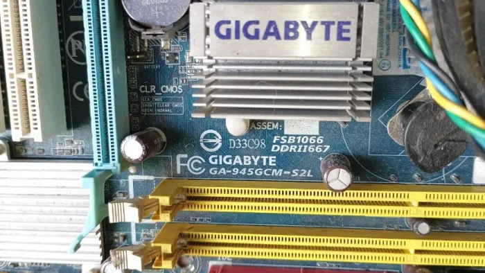 gigabyte ga-945gcm-s2l só funciona um slot de memoria