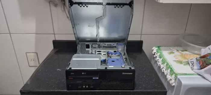 Gabinete de computador Lenovo (vazio)