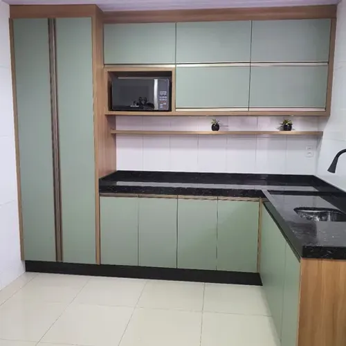Cozinha planejada já com granito