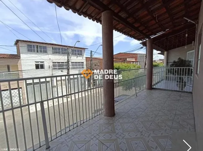 Casa Duplex bem localizada, super ventilada com 3 quartos e uma excelente varanda. 2 Vagas