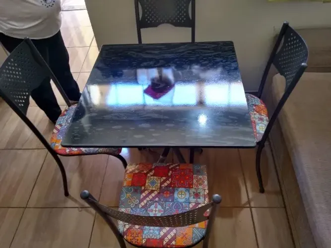 Mesa tubular de 4 cadeiras 