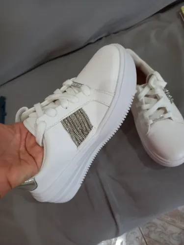 Tênis Branco Feminino com Detalhes em Strass