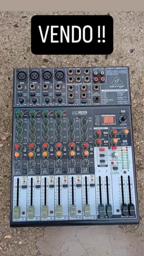 Mesa de Som Behringer 8 Canais