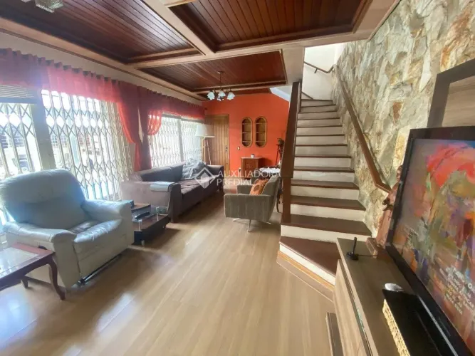 Casa Pronta para Morar com 2 suites, Piscina, Área Gourmet e Edícula Completa