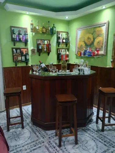 Barzinho de madeira maciça