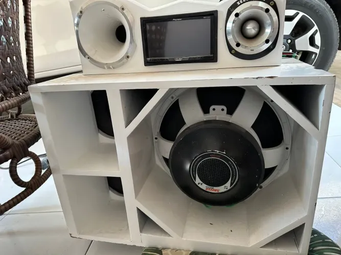 Caixa de som automotivo completa