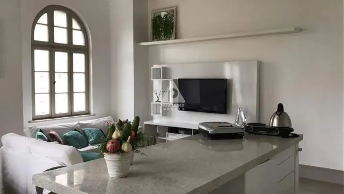 Charmoso apartamento reformado e mobiliado com pé direito alto próximo a zona sul a venda