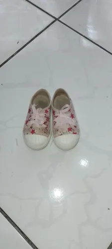 Tênis infantil rosa com estrelas