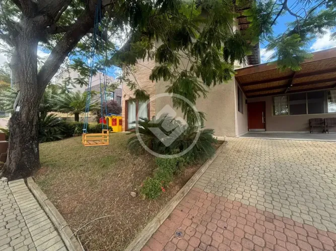 CASA DE 04 QUARTOS, SENDO UMA SUITE. DOIS PAVIMENTOS. CASA AMPLA. 03 SALAS INTEGRADAS. LOT