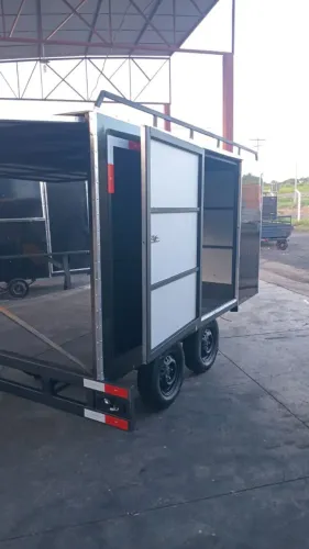 Carretinha de Reboque Modelo Baú FECHADO 2 EIXOS com Freio