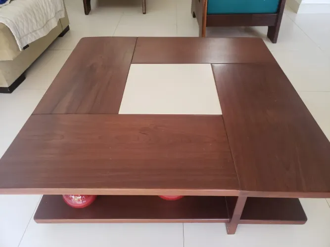 Mesa de centro quadrada em imbuia maciça