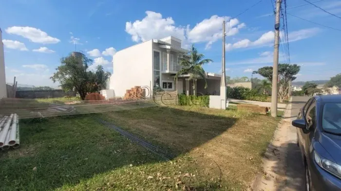 Terreno à Venda no Condomínio Flor da Serra em Valinhos, no bairro Residencial Santa Maria