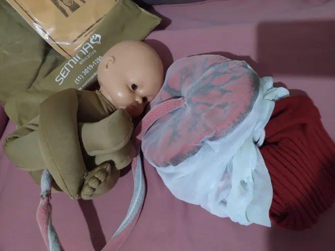 Boneca RECÉM NASCIDO: para simulação de trabalho de parto natural ou cesárea.
