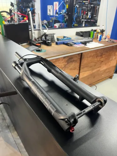 Suspensão RockShox REBA