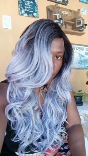 Peruca lace front platinada 