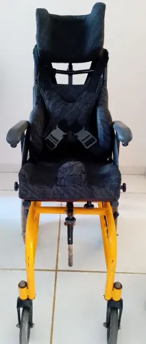 Cadeira de rodas infantil