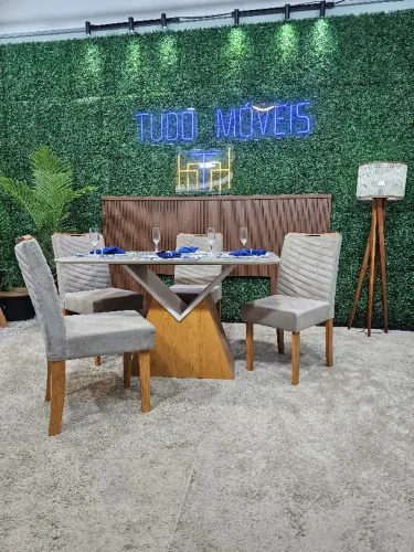 Conjunto de Jantar Mesa com Tampo em Vidro e 4 Cadeiras Acolchoadas