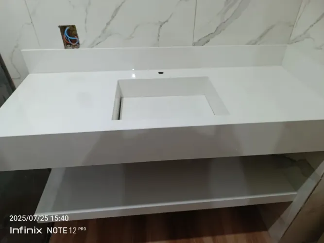 Pia de banheiro em porcelanato