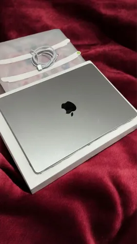 12x no cartão - NOVO - Apple MacBook Pro M3  - Estado de NOVO + Acessórios Extras!