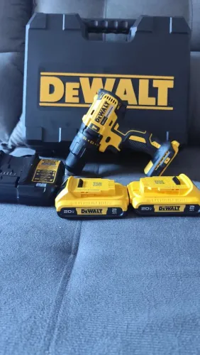 Furadeira e parafusadeira Dewalt 20 v com 2 bateria e maleta 