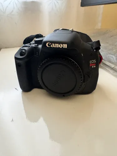 Câmera Canon EOS Rebel T3i + lente 18-55mm