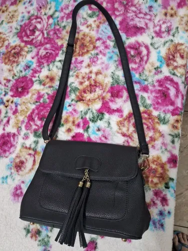 Bolsa preta com detalhes em tassel